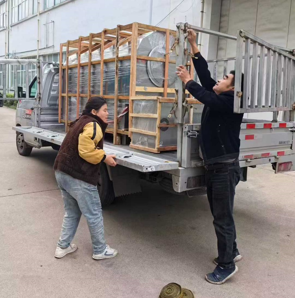 河南郑州客户订购的中大型电磁炒货机装车发货